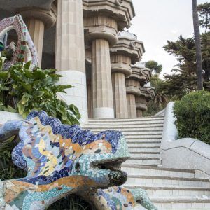 El famoso parque güell ubicado en barcelona, españa_ | Foto Premium